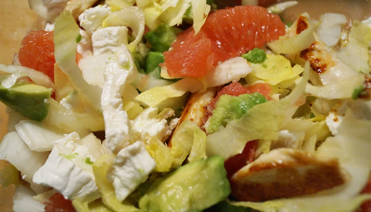 Salade de poulet, avocat et pamplemousse