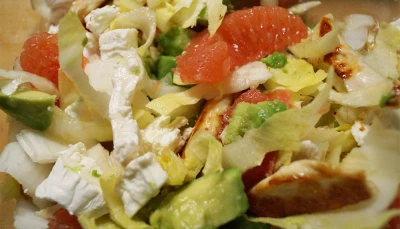 Salade de poulet, avocat et pamplemousse