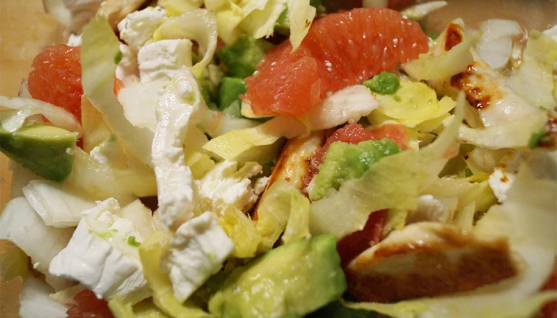 Salade de poulet, avocat et pamplemousse