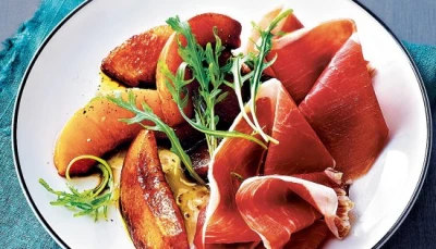 Salade de roquette, pêche et jambon fumé