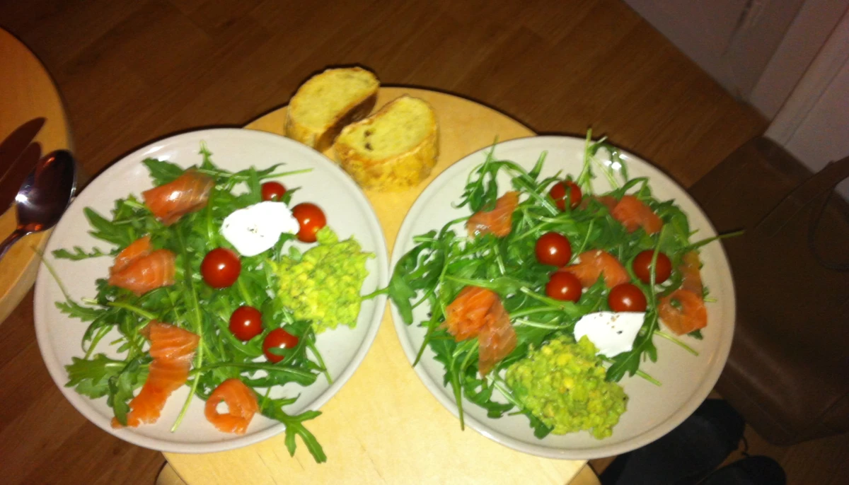 Salade de roquette, saumon fumé et avocat