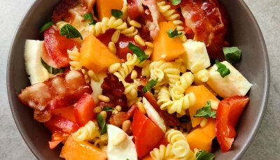 Salade d'été au melon et bacon grillé