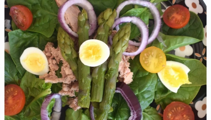 Salade épinards asperges et oeufs de caille