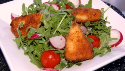 Salade et camembert frit