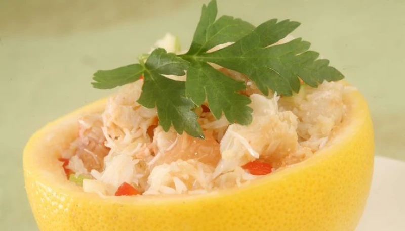 Salade fraîche pamplemousse-miettes de crabe