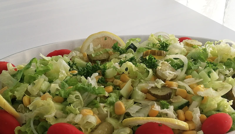 Salade légère parsemée de maïs