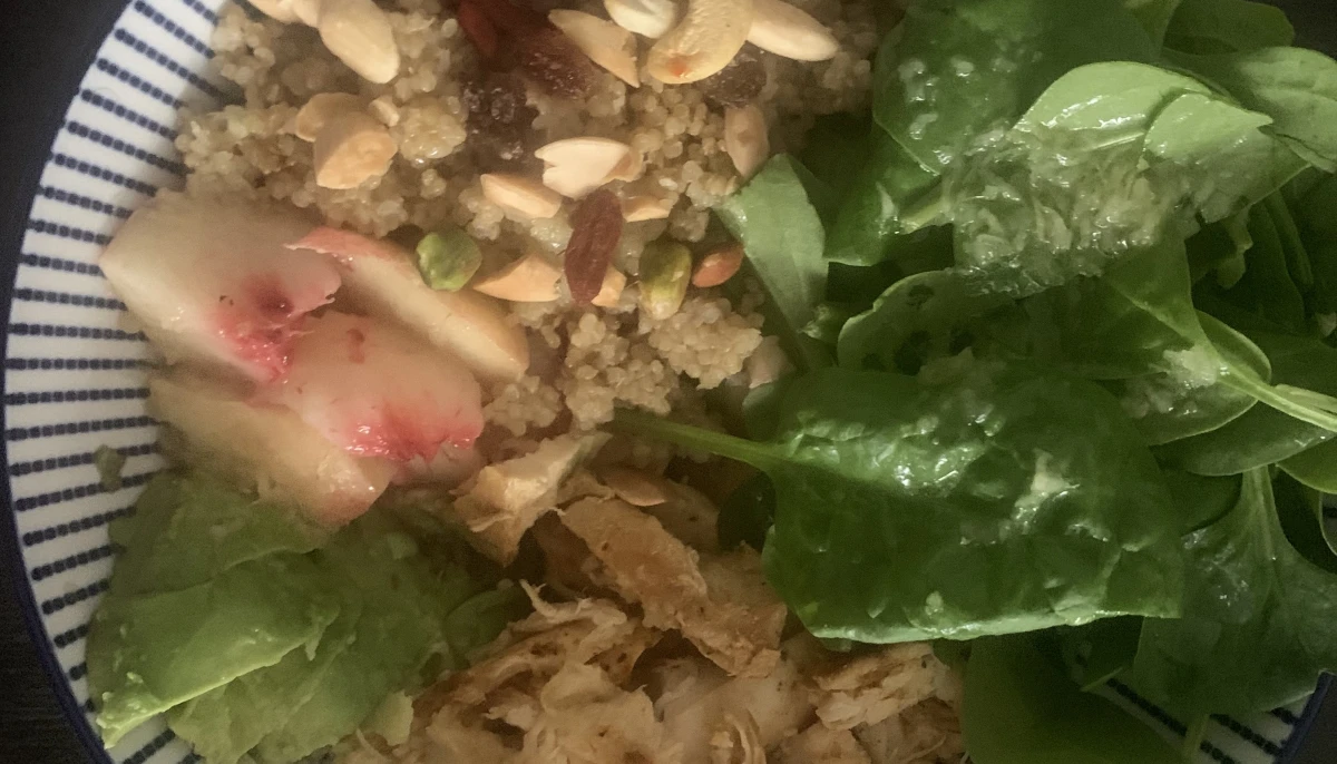 Salade sucrée-salée de quinoa, avocat et poulet