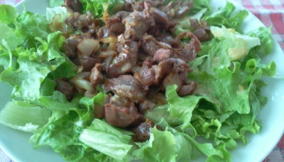 Salade tiède de foies de volaille