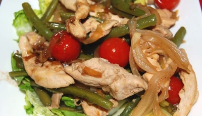 Salade tiède de poulet aux haricots verts