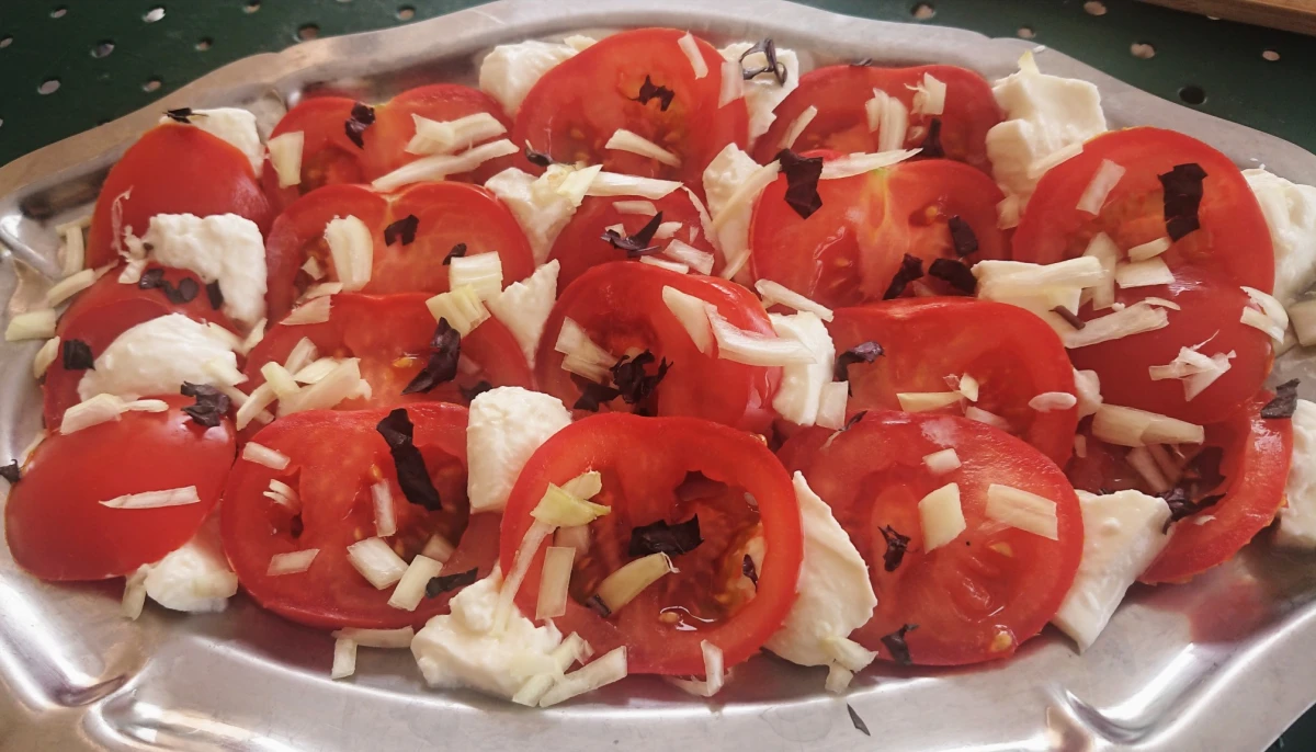 Salade de tomates, mozzarella et thym pourpre