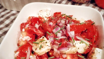 Salade tomates mozza et chèvre frais
