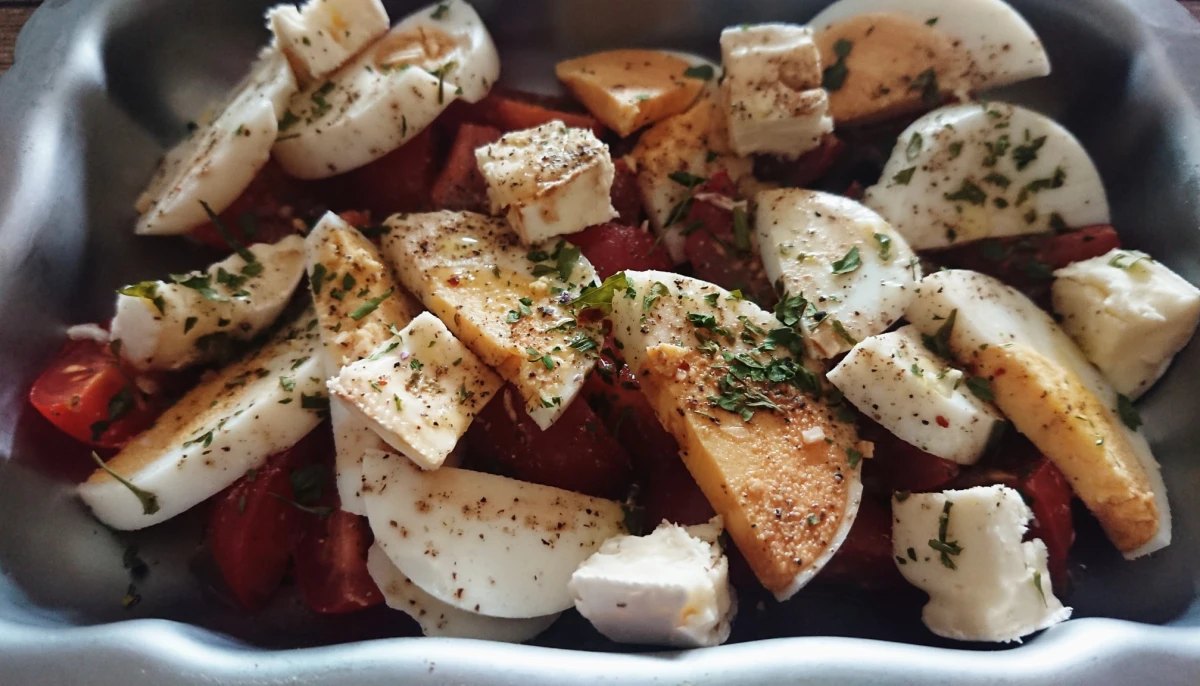 Salade de tomates, oeufs et camembert
