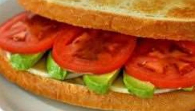 Sandwich à l’avocat et au tofu