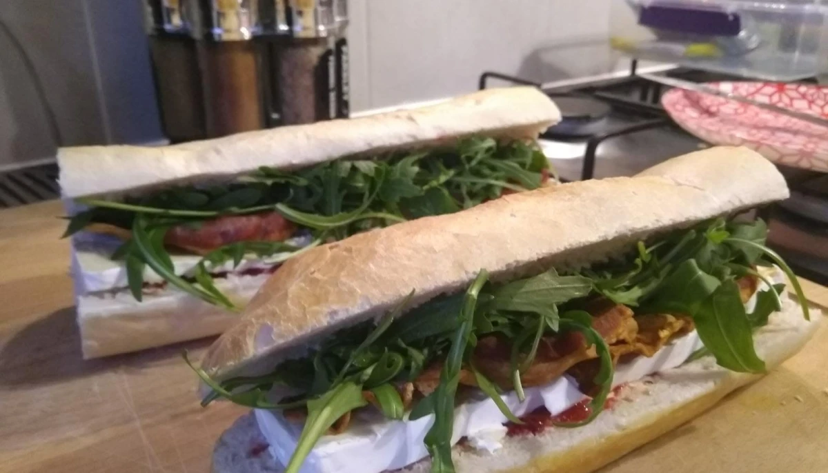 Sandwich au brie, bacon, roquette et cranberries