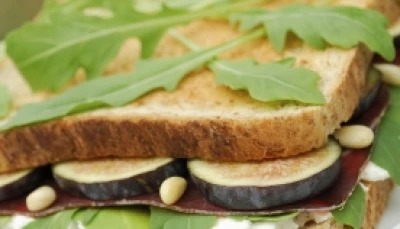 Sandwich aux figues et à la viande de grison