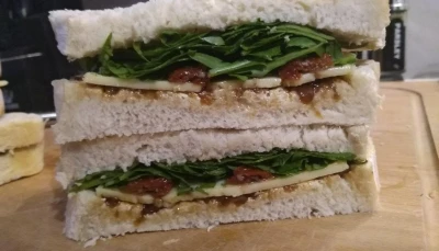 Sandwich cheddar, tomates séchées et roquette