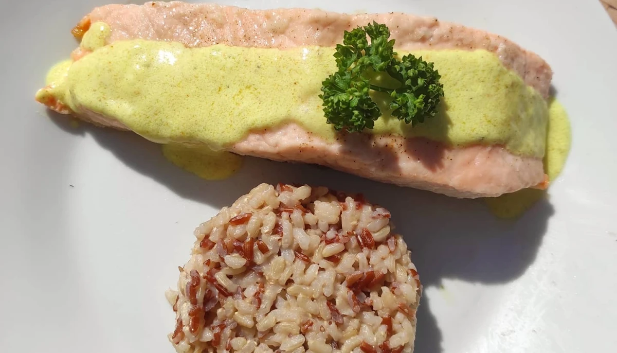 Saumon cuit à l'unilatérale sauce gingembre citron