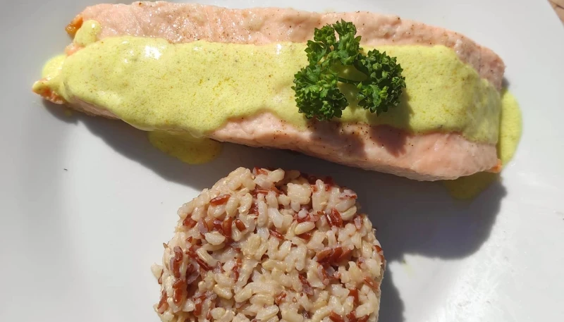 Saumon cuit à l'unilatérale sauce gingembre citron