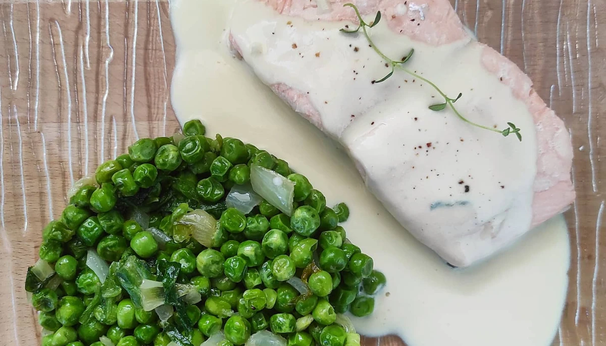 Saumon Poché, petits pois, sauce vin blanc