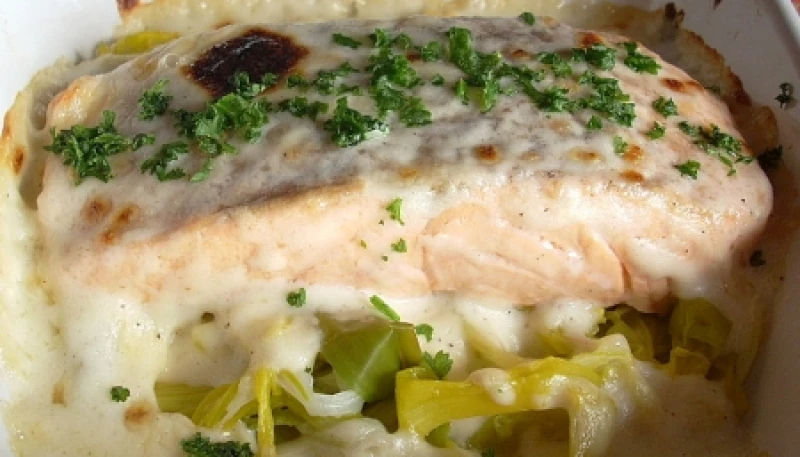 Saumon sur lit de poireaux