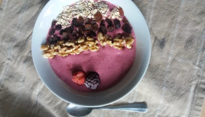 Smoothie bowl aux fruits rouges