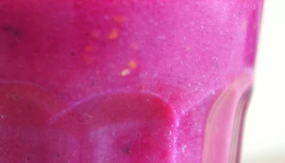 Smoothie framboise, banane et crème de coco