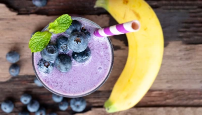 Smoothie myrtilles banane et thé vert