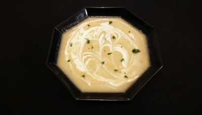 Soupe à l'oignon, chou blanc et saucisse fumée