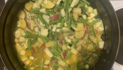 Soupe de légumes d'été au pesto