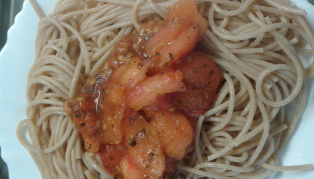 Spaghetti au blé complet et ses tomates basilic