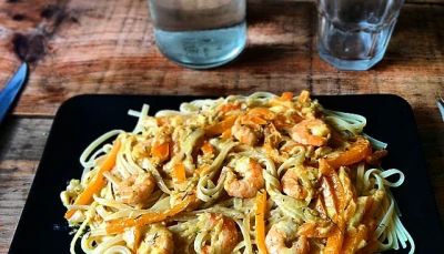 Spaghetti aux crevettes au curry et aux poivrons