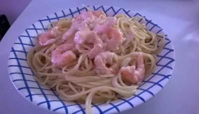 Spaghetti aux crevettes et à l'ail.