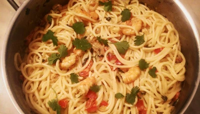 Spaghetti aux crevettes marinées/poivron/coriandre