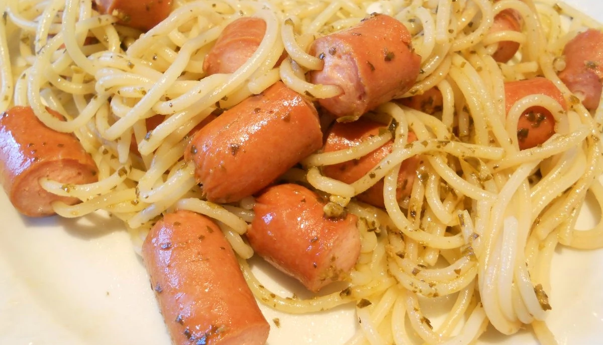 Spaghettis avec knackis & sauce pesto