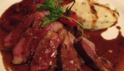 Suprême de canette sauce aux baies de cassis