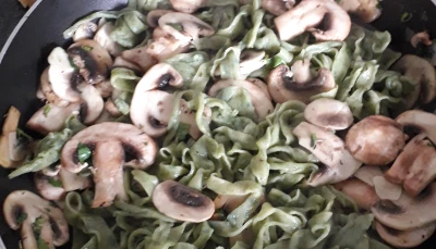 Tagliatelles épinard et champignons rôtis