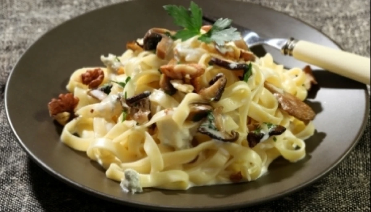 Tagliatelles gorgonzola, champignons et noix