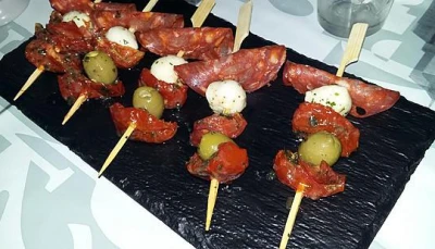 Tapas brochettes de chorizo/Mozza/tomates confites
