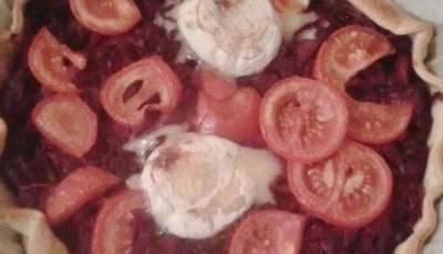 Tarte au chou rouge, chèvre et tomates pêle-mêle