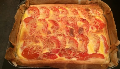 Tarte aux tomates, thon et à la moutarde