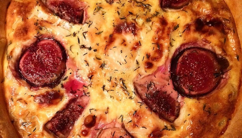 Tarte chèvre, miel, figue, jambon de Bayonne, thym