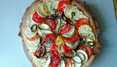 Tarte de l'été aux courgettes, tomates et oignon !
