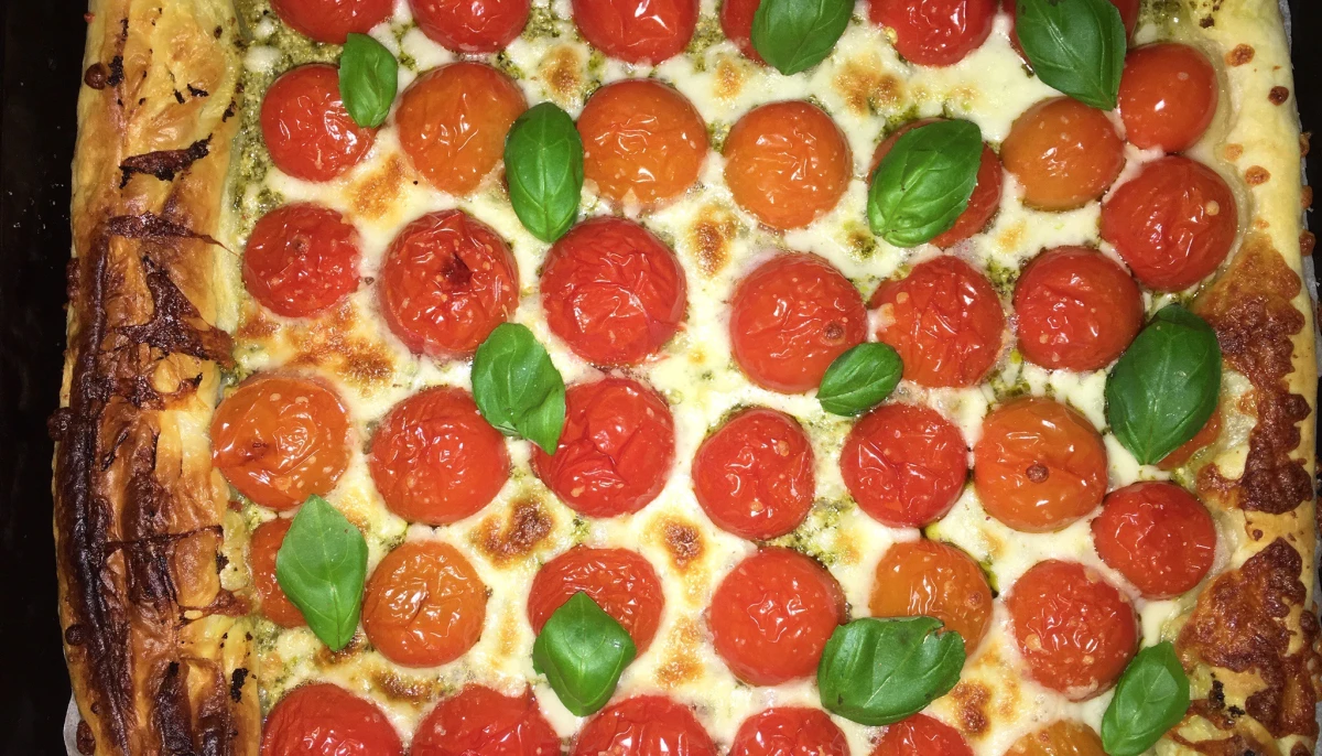 tarte pesto, tomates cerises, mozza