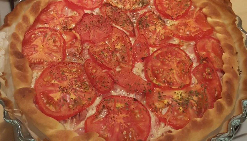 Tarte tomate saucisson à l'ail et moutarde