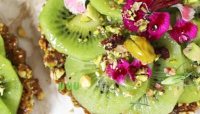 Tartelette sans cuisson aux pistaches et kiwi