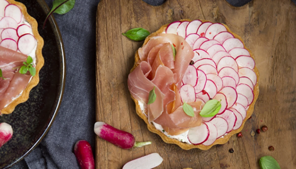 Tartelettes aux radis et jambon cru
