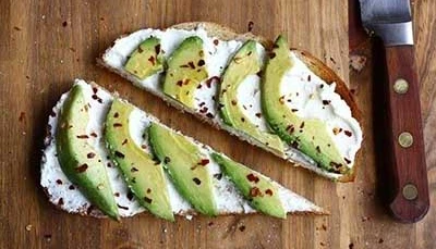 Tartine à l'avocat et au fromage frais