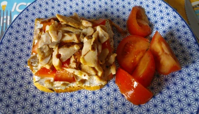 Tartine au boursin, poulet et tomates