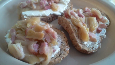 Tartine chèvre, poireaux, lardons