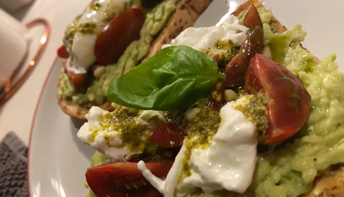 Tartine d'avocat & burrata au pesto